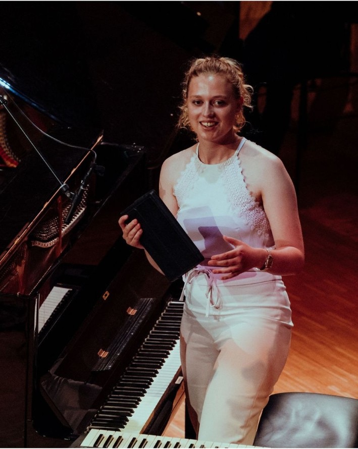 Joy Pranger, dirigent van Popkoor Wormer, bij de piano
